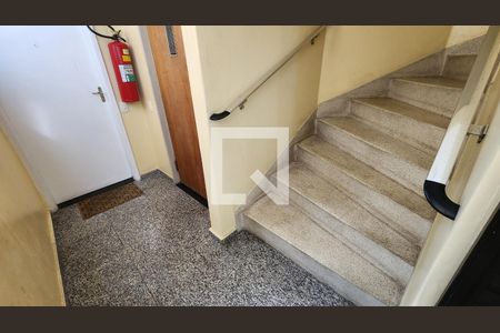 Apartamento para alugar com 97m², 3 quartos e sem vaga Apartamento para alugar com 97m², 3 quartos e sem vagaEscada