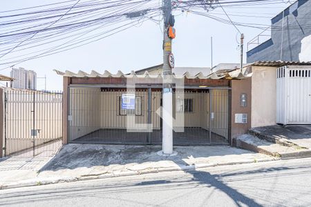 Casa à venda com 167m², 3 quartos e 6 vagas Casa à venda com 167m², 3 quartos e 6 vagasFachada