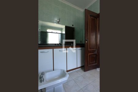 Casa de condomínio para alugar com 300m², 4 quartos e 3 vagasBanheiro da Suíte