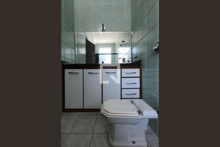 Casa de condomínio para alugar com 300m², 4 quartos e 3 vagasBanheiro da Suíte 2