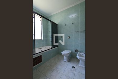 Casa de condomínio para alugar com 300m², 4 quartos e 3 vagasBanheiro da Suíte