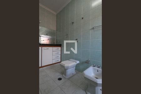 Casa de condomínio para alugar com 300m², 4 quartos e 3 vagasBanheiro da Suíte 3