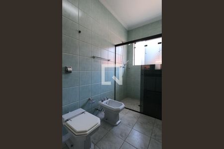 Casa de condomínio para alugar com 300m², 4 quartos e 3 vagasBanheiro da Suíte 3
