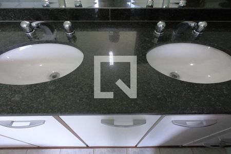 Casa de condomínio para alugar com 300m², 4 quartos e 3 vagasBanheiro da Suíte