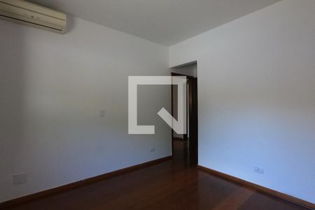 Casa de condomínio para alugar com 300m², 4 quartos e 3 vagasSuíte 2