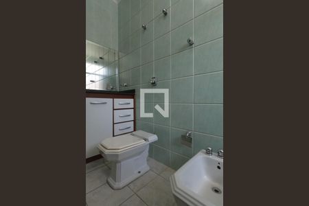 Casa de condomínio para alugar com 300m², 4 quartos e 3 vagasBanheiro da Suíte 2