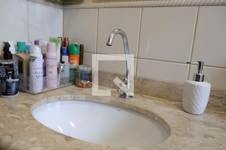 Casa à venda com 89m², 4 quartos e 2 vagasBanheiro corredor 