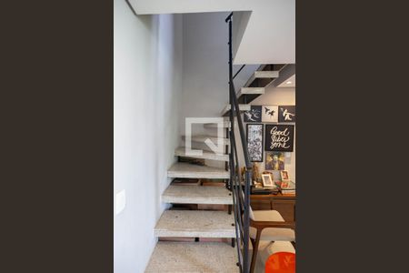 Apartamento para alugar com 140m², 2 quartos e 2 vagas Apartamento para alugar com 140m², 2 quartos e 2 vagasEscada