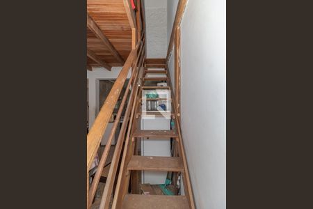 Casa à venda com 550m², 6 quartos e 3 vagas Casa à venda com 550m², 6 quartos e 3 vagasEscada