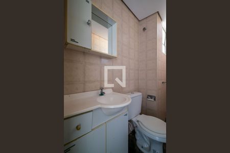 Banheiro de apartamento à venda com 1 quarto, 38m² em Cavalhada, Porto Alegre
