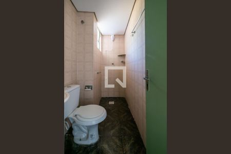 Banheiro de apartamento à venda com 1 quarto, 38m² em Cavalhada, Porto Alegre