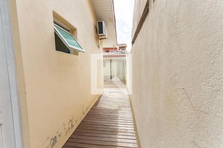 Casa à venda com 70m², 2 quartos e 1 vaga Casa à venda com 70m², 2 quartos e 1 vagaLateral da casa