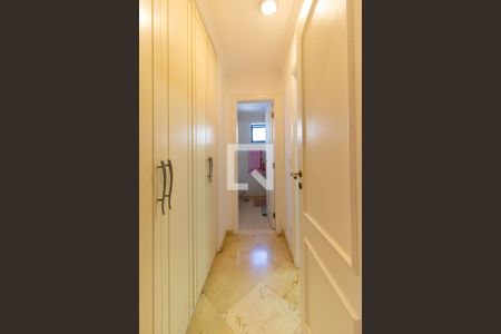 Apartamento à venda com 303m², 4 quartos e 4 vagas Apartamento à venda com 303m², 4 quartos e 4 vagasCloset da Suíte 02