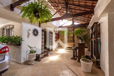 Casa à venda com 270m², 5 quartos e 3 vagas Casa à venda com 270m², 5 quartos e 3 vagasGaragem