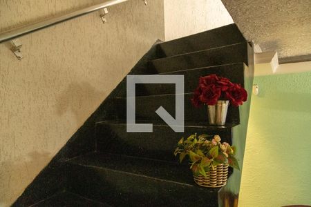 Escada de casa para alugar com 3 quartos, 210m² em Vila Londrina, São Paulo