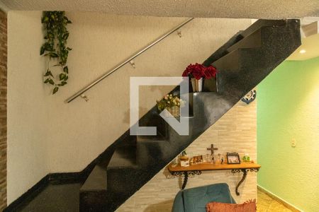 Escada de casa para alugar com 3 quartos, 210m² em Vila Londrina, São Paulo