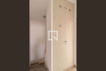 Casa à venda com 294m², 4 quartos e 5 vagas Casa à venda com 294m², 4 quartos e 5 vagasCorredor - Armário