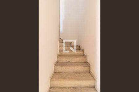 Casa à venda com 294m², 4 quartos e 5 vagas Casa à venda com 294m², 4 quartos e 5 vagasEscada