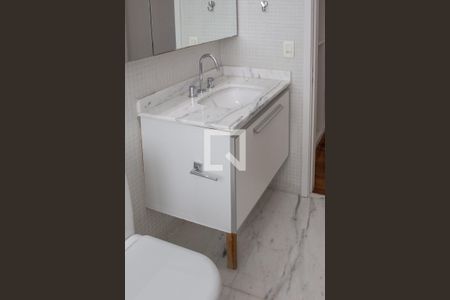 Apartamento à venda com 250m², 3 quartos e 4 vagas Apartamento à venda com 250m², 3 quartos e 4 vagasBanheiro da Suíte 2