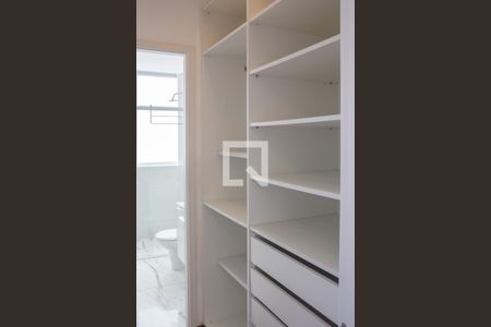 Apartamento à venda com 250m², 3 quartos e 4 vagas Apartamento à venda com 250m², 3 quartos e 4 vagasCloset. da Suíte 2