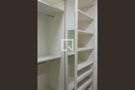 Apartamento à venda com 250m², 3 quartos e 4 vagas Apartamento à venda com 250m², 3 quartos e 4 vagasCloset da Suíte 1