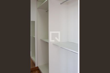 Apartamento à venda com 250m², 3 quartos e 4 vagas Apartamento à venda com 250m², 3 quartos e 4 vagasCloset da Suíte 1