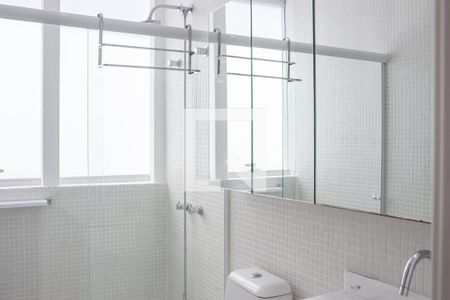 Apartamento à venda com 250m², 3 quartos e 4 vagas Apartamento à venda com 250m², 3 quartos e 4 vagasBanheiro da Suíte 2