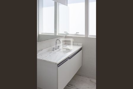 Apartamento à venda com 250m², 3 quartos e 4 vagas Apartamento à venda com 250m², 3 quartos e 4 vagasBanheiro da Suíte 3