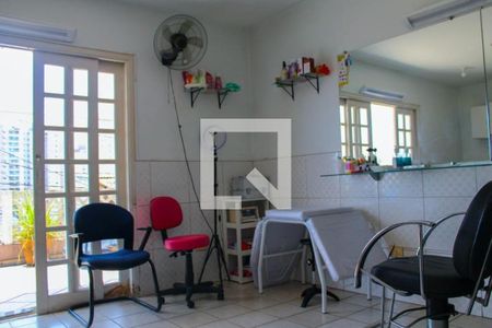 Casa à venda com 4 quartos, 246m² em Parque Industrial das Oliveiras, Taboão da Serra