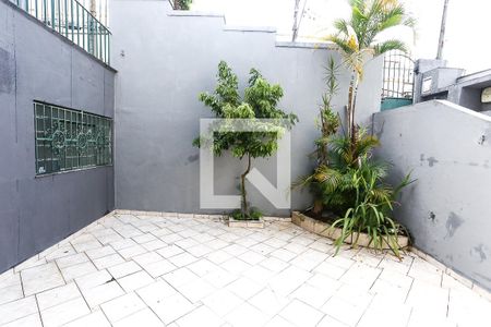 Sala TV vista para quintal de casa à venda com 3 quartos, 190m² em Vila Morse, São Paulo