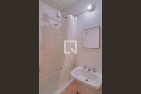 Banheiro de kitnet/studio para alugar com 1 quarto, 30m² em Santo Agostinho, Belo Horizonte