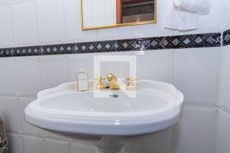 Casa de condomínio à venda com 450m², 4 quartos e 4 vagasDetalhe Lavabo Sala