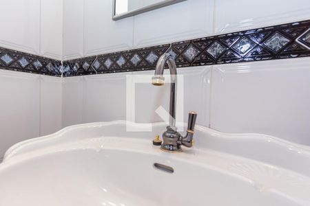 Casa de condomínio à venda com 450m², 4 quartos e 4 vagasDetalhe Lavabo Sala de TV