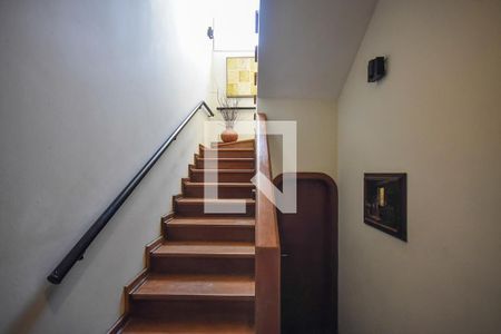 Casa para alugar com 750m², 4 quartos e 5 vagas Casa para alugar com 750m², 4 quartos e 5 vagasEscada