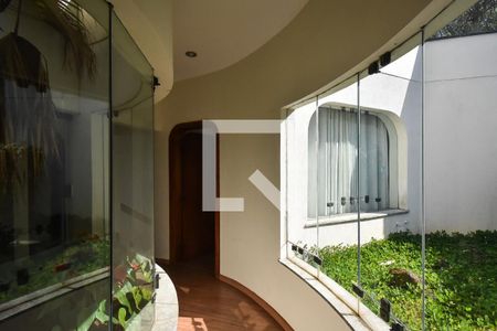 Casa para alugar com 750m², 4 quartos e 5 vagas Casa para alugar com 750m², 4 quartos e 5 vagasCorredor