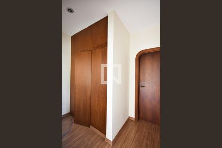 Casa para alugar com 750m², 4 quartos e 5 vagas Casa para alugar com 750m², 4 quartos e 5 vagasCorredor