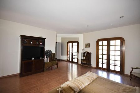 Casa para alugar com 750m², 4 quartos e 5 vagas Casa para alugar com 750m², 4 quartos e 5 vagasSuíte 1