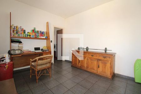 Casa à venda com 300m², 2 quartos e 2 vagasEdícula - Sala