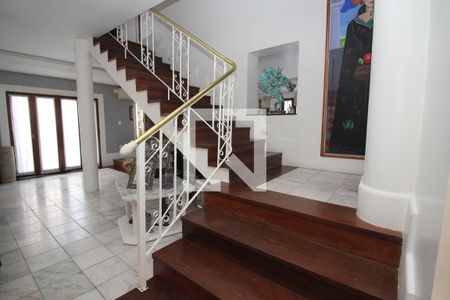 Casa à venda com 900m², 6 quartos e 5 vagas Casa à venda com 900m², 6 quartos e 5 vagasEscada