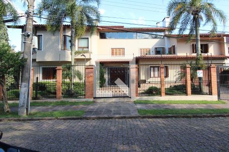 Casa à venda com 900m², 6 quartos e 5 vagas Casa à venda com 900m², 6 quartos e 5 vagasFachada