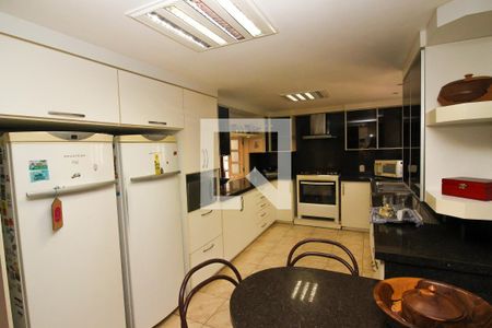 Casa à venda com 900m², 6 quartos e 5 vagas Casa à venda com 900m², 6 quartos e 5 vagasCozinha 1