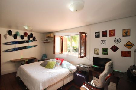 Casa à venda com 900m², 6 quartos e 5 vagas Casa à venda com 900m², 6 quartos e 5 vagasQuarto 5 - Suíte