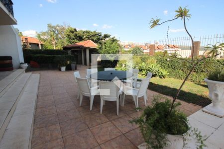 Casa à venda com 900m², 6 quartos e 5 vagas Casa à venda com 900m², 6 quartos e 5 vagasQuintal