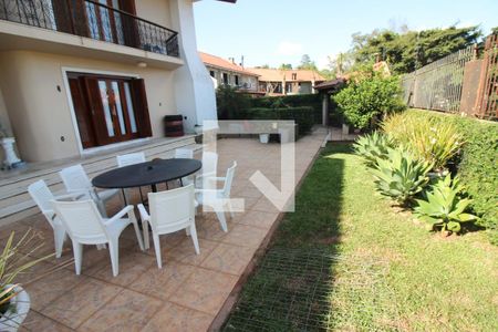 Casa à venda com 900m², 6 quartos e 5 vagas Casa à venda com 900m², 6 quartos e 5 vagasQuintal