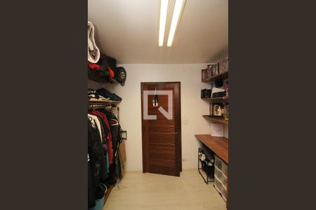 Casa à venda com 900m², 6 quartos e 5 vagas Casa à venda com 900m², 6 quartos e 5 vagasCloset do Quarto 5 - Suíte