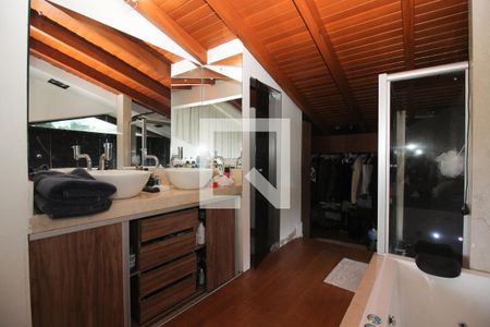 Casa à venda com 900m², 6 quartos e 5 vagas Casa à venda com 900m², 6 quartos e 5 vagasBanheiro do Quarto 2 - Suíte