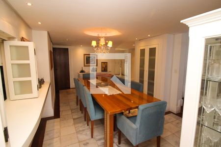 Casa à venda com 900m², 6 quartos e 5 vagas Casa à venda com 900m², 6 quartos e 5 vagasSala de Jantar 2