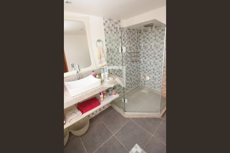 Casa à venda com 900m², 6 quartos e 5 vagas Casa à venda com 900m², 6 quartos e 5 vagasBanheiro do Quarto 4 - Suíte