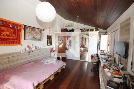 Casa à venda com 900m², 6 quartos e 5 vagas Casa à venda com 900m², 6 quartos e 5 vagasQuarto 4 - Suíte