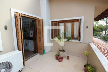 Casa à venda com 900m², 6 quartos e 5 vagas Casa à venda com 900m², 6 quartos e 5 vagasSacada do Quarto 4 - Suíte